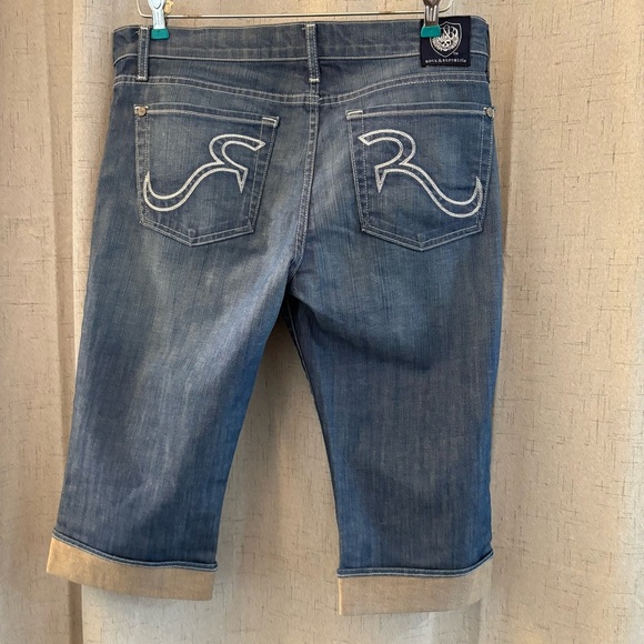 Rock Republic Capri Women’s Size 30 Light wash w/white Stitching. Pre-owned - Picture 2 of 7